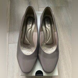 Soft Style by Hush Puppies Angel II Pumps W6